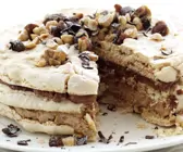 Baisertorte mit Schokocreme und Nüssen