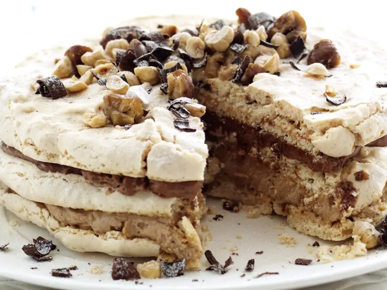 Baisertorte mit Schokocreme und Nüssen