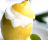 Zitronensorbet in Zitrone
