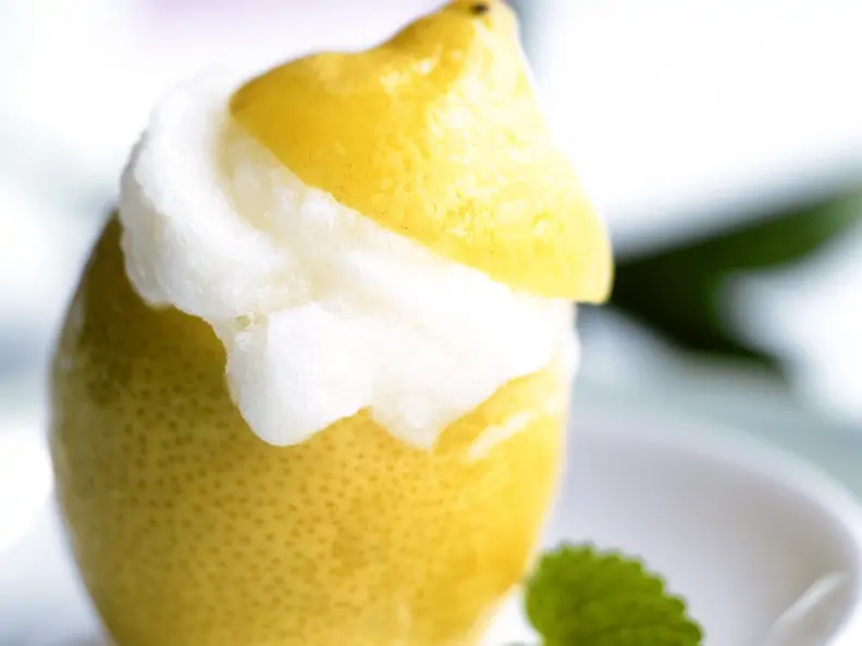 Zitronensorbet in Zitrone