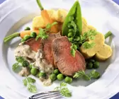 Kalbsfilet mit Gemüse, Mascarpone-Soße und Polentaschnitten