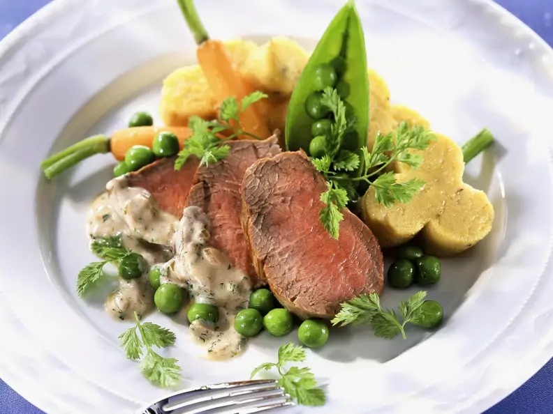 Kalbsfilet mit Gemüse, Mascarpone-Soße und Polentaschnitten