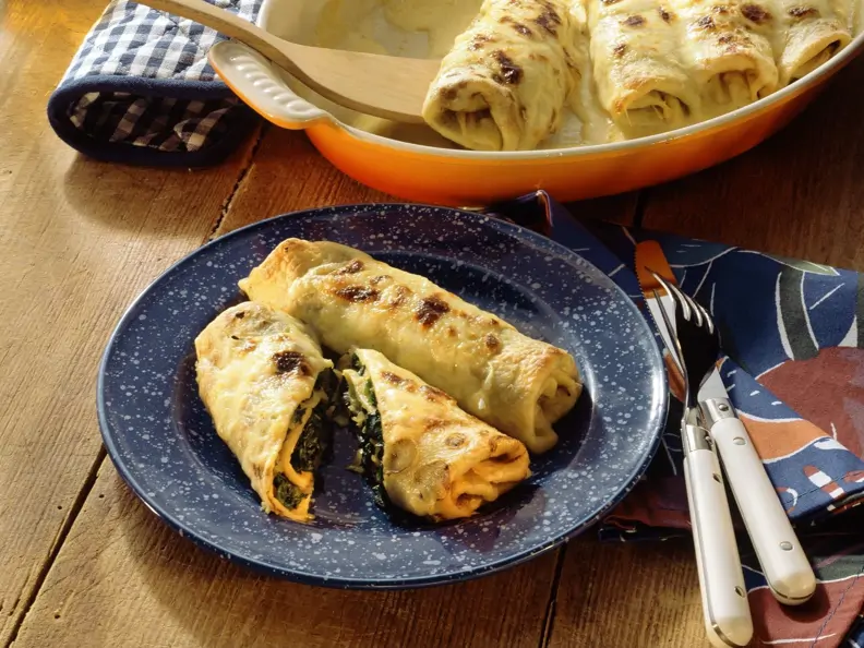 Gratinierte Pfannkuchen mit Spinat gefüllt