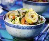 Nasi Goreng mit Pfannkuchenrollen
