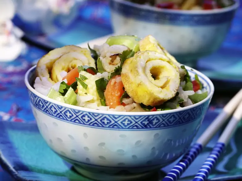 Nasi Goreng mit Pfannkuchenrollen