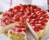 Angeschnittene Erdbeer-Quark-Torte mit gehobelten Mandeln