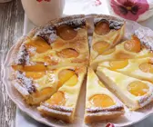 Klassischer Aprikosen-Käsekuchen auf rosafarbenem Teller