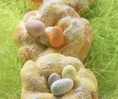 Osternester aus Quark-Hefeteig mit bunten Ostereiern