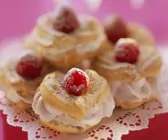 Herz-Windbeutel mit Himbeercreme