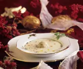 Cremige Gänsesuppe mit Klößchen zu Weihnachten