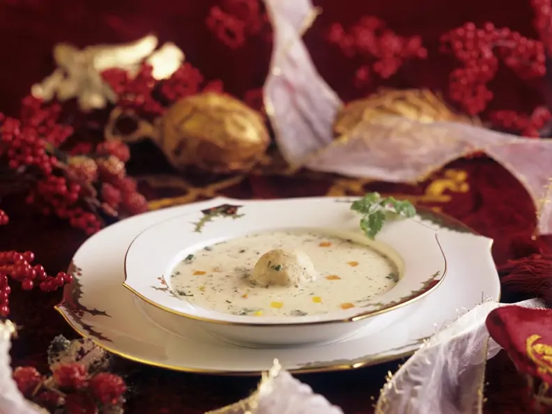 Cremige Gänsesuppe mit Klößchen zu Weihnachten