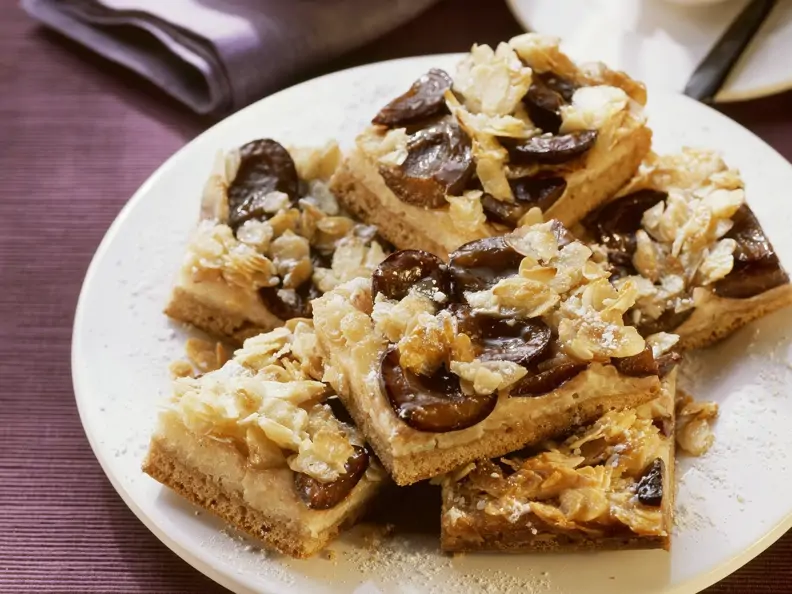 Milchreis-Zwetschgen-Kuchen mit Mandeln