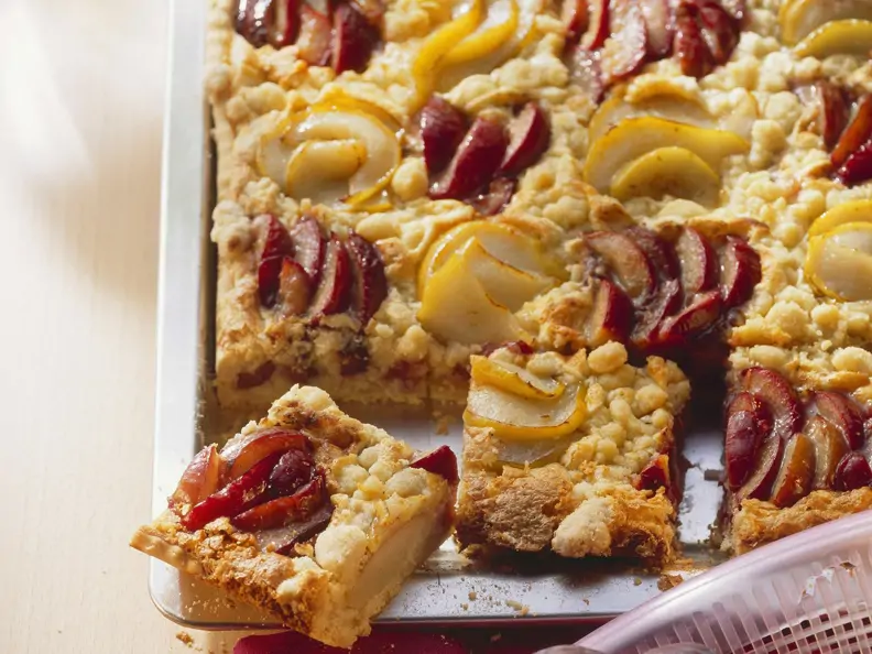 Streuselkuchen mit Zwetschgen und Birnen