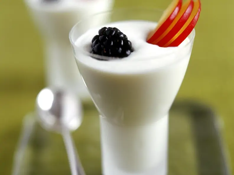 Joghurtmousse mit Obst