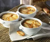 Zwiebelsuppe mit Käsebaguette