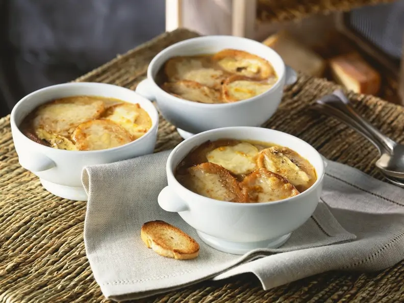 Zwiebelsuppe mit Käsebaguette