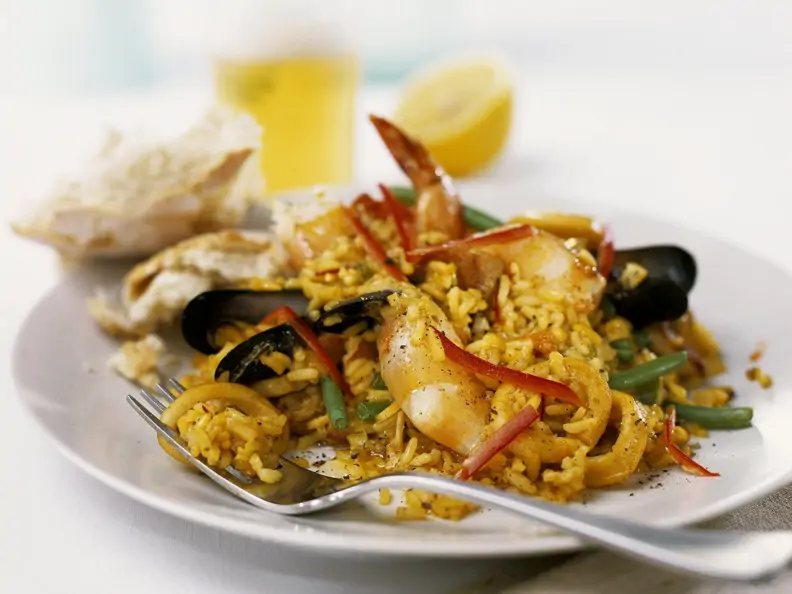 Meeresfrüchte-Paella mit Bohnen und Kaninchen
