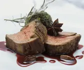 Rinderfilet mit Portweinsoße und Grünkohl