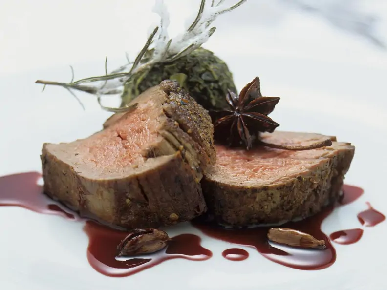 Rinderfilet mit Portweinsoße und Grünkohl