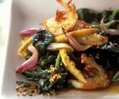 Spinat-Shrimps-Pfanne mit Maiskölbchen auf asiatische Art