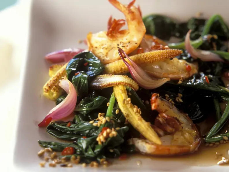 Spinat-Shrimps-Pfanne mit Maiskölbchen auf asiatische Art