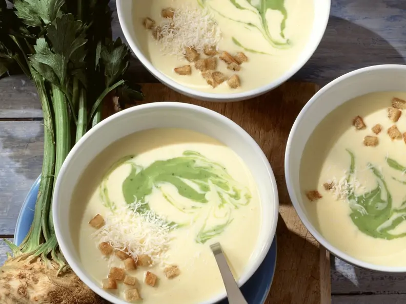 Selleriecremesuppe mit Croutons