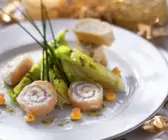 Lachs-Frischkäse-Rollen mit Salatherzen