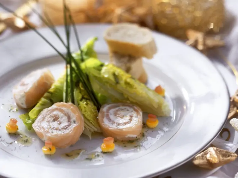 Lachs-Frischkäse-Rollen mit Salatherzen