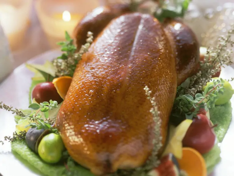 Entenbraten mit Kräutern und Obst