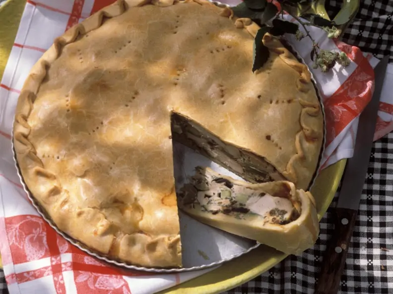 Pie mit Kaninchen und Gemüse
