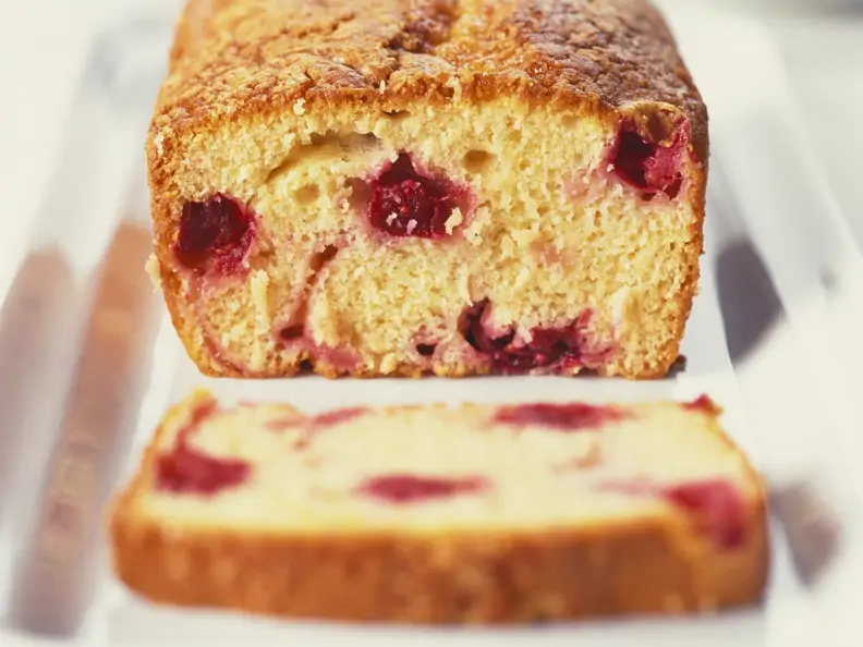 Himbeer-Teekuchen mit Bananen