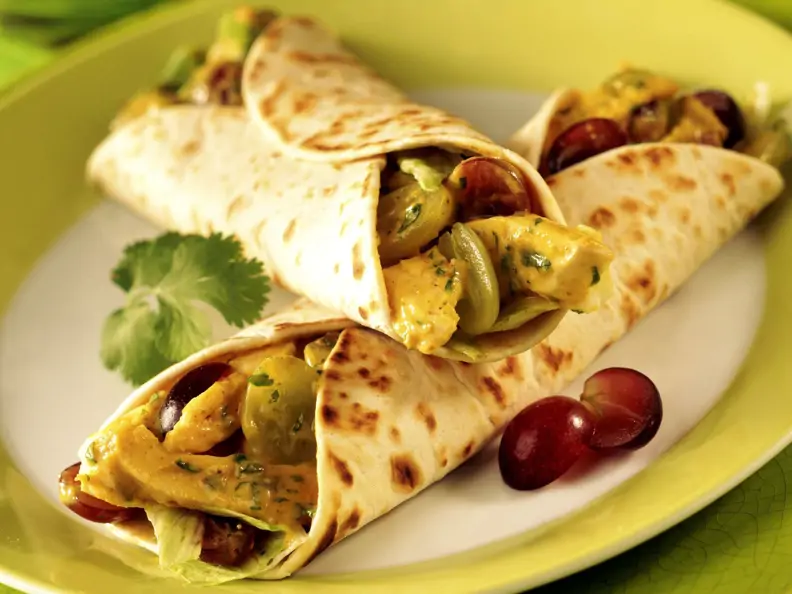 Wrap mit Hähnchencurry und Trauben