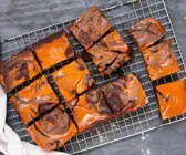 Saftige Brownies mit Kürbis-Swirl auf dunklem Grund