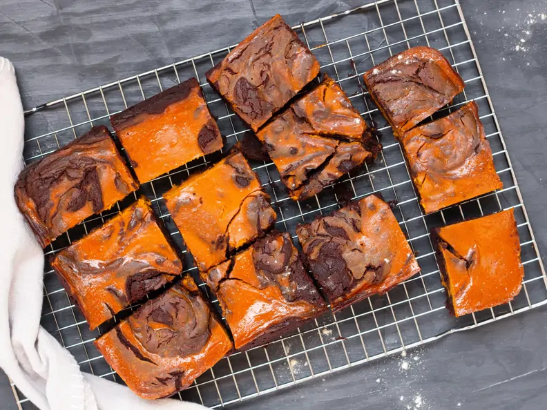 Saftige Brownies mit Kürbis-Swirl auf dunklem Grund