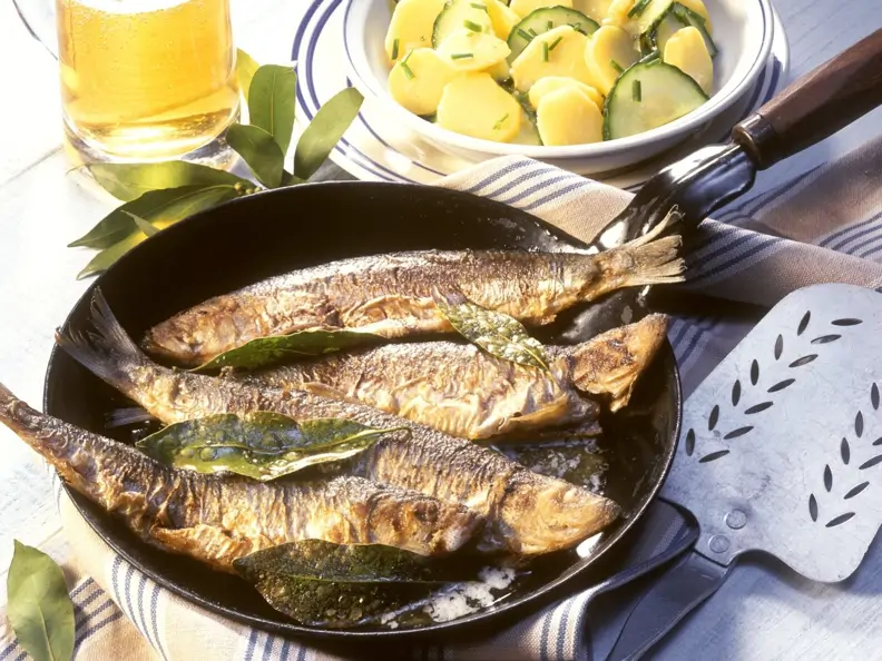Wacholder-Bratheringe mit Kartoffel-Gurken-Salat
