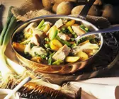 Kartoffelpfanne mit geräucherter Makrele und Senfsoße