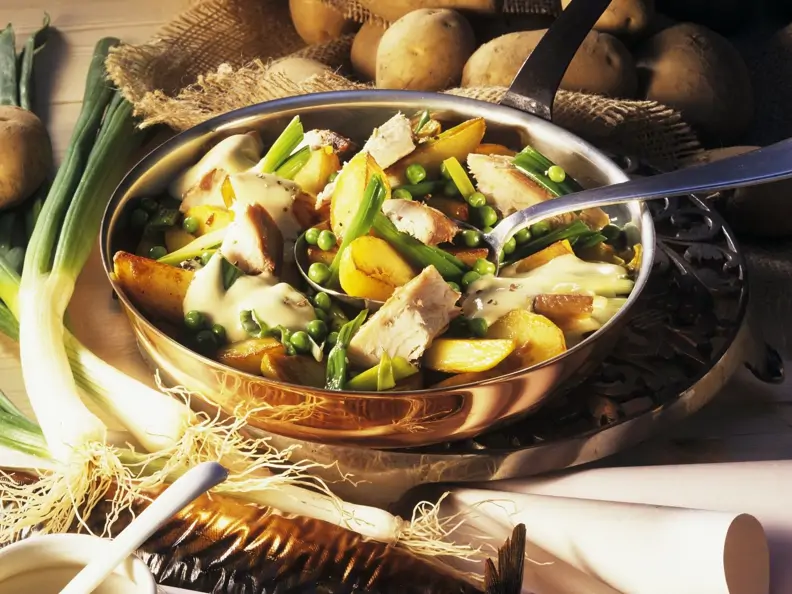 Kartoffelpfanne mit geräucherter Makrele und Senfsoße