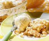 Apfel-Streusel-Gratin mit Eis