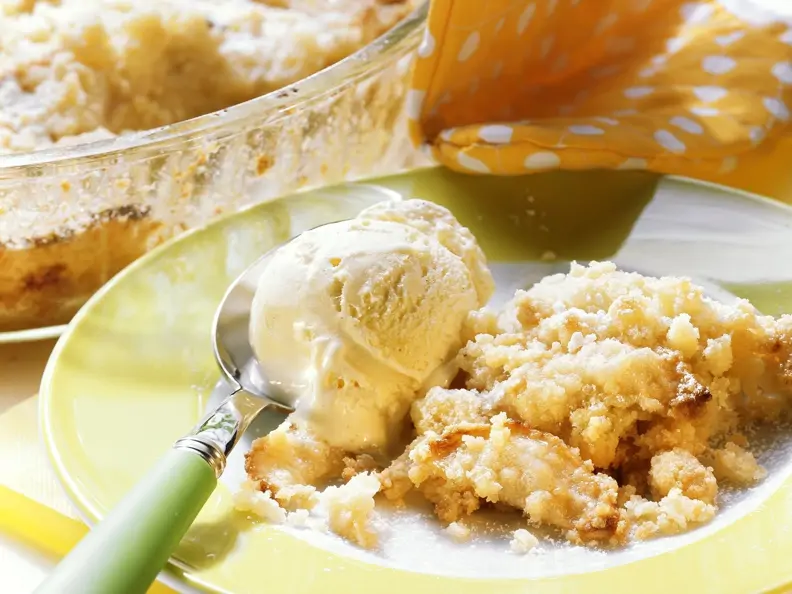 Apfel-Streusel-Gratin mit Eis