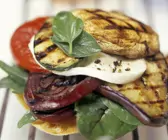 Röstbrot mit mariniertem Gemüse und Mozzarella