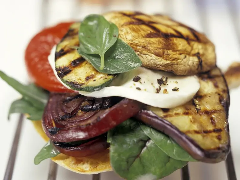 Röstbrot mit mariniertem Gemüse und Mozzarella