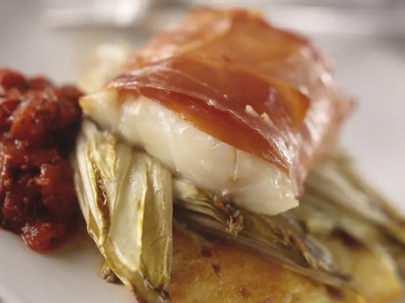 Kabeljaufilet mit Schinkenmantel und Reibekuchen