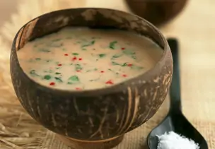 Kokossuppe mit Tamarinde, Koriander und Minze