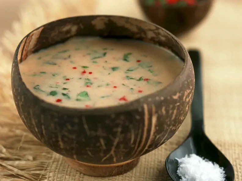 Kokossuppe mit Tamarinde, Koriander und Minze