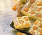 Saftiger Aprikosen-Käsekuchen vom Blech mit Streuseln auf Mamor