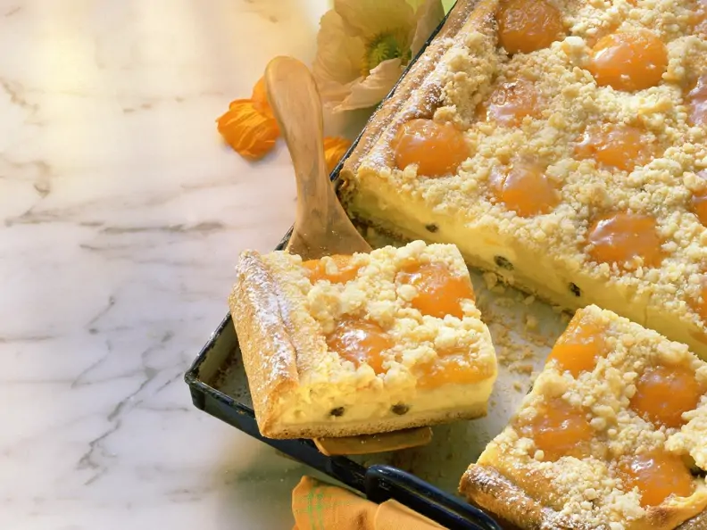 Saftiger Aprikosen-Käsekuchen vom Blech mit Streuseln auf Mamor