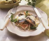Karpfen mit Gemüse und Kartoffeln