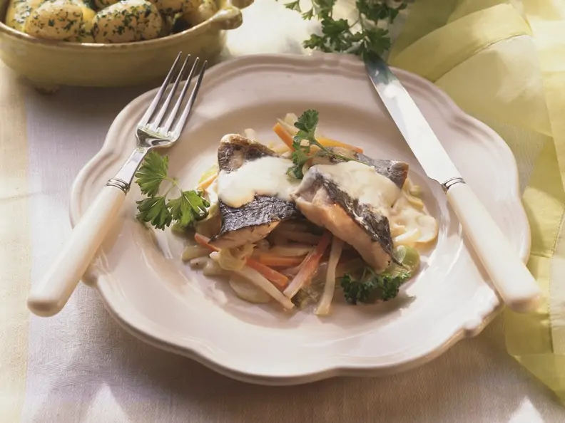 Karpfen mit Gemüse und Kartoffeln
