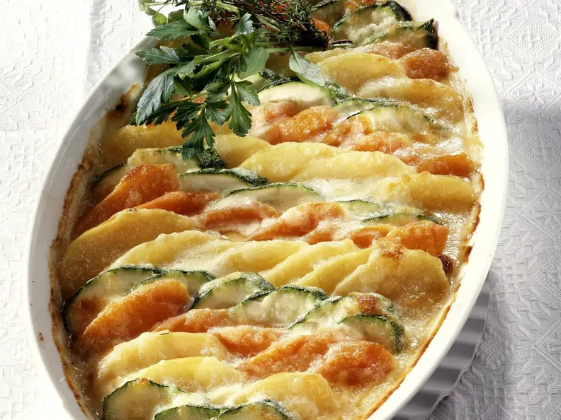 Kartoffel-Gemüse-Gratin mit Zucchini und Karotten