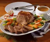 Schmorbraten mit Rotweinsoße und gemischtem Gemüse